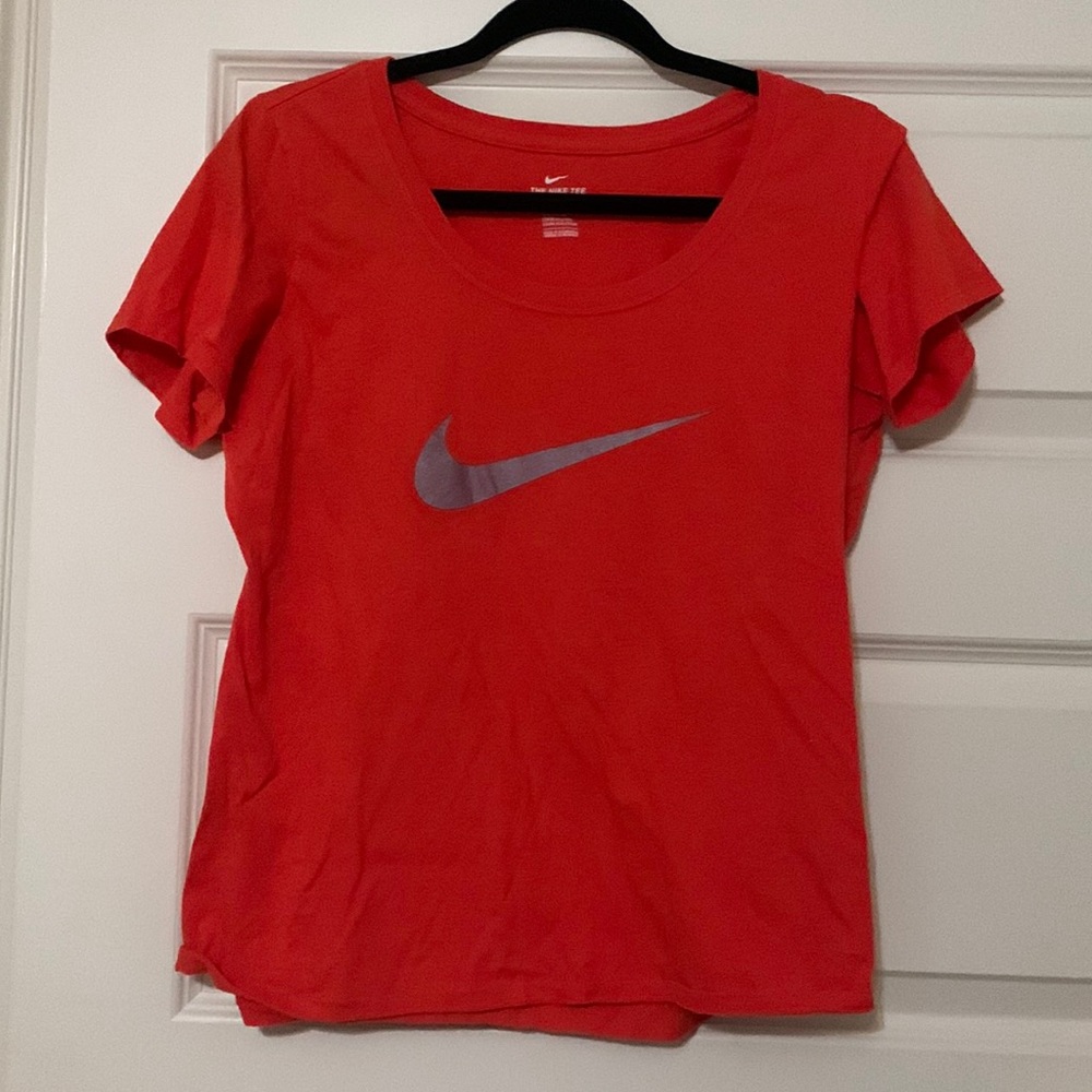 red nike tee size M